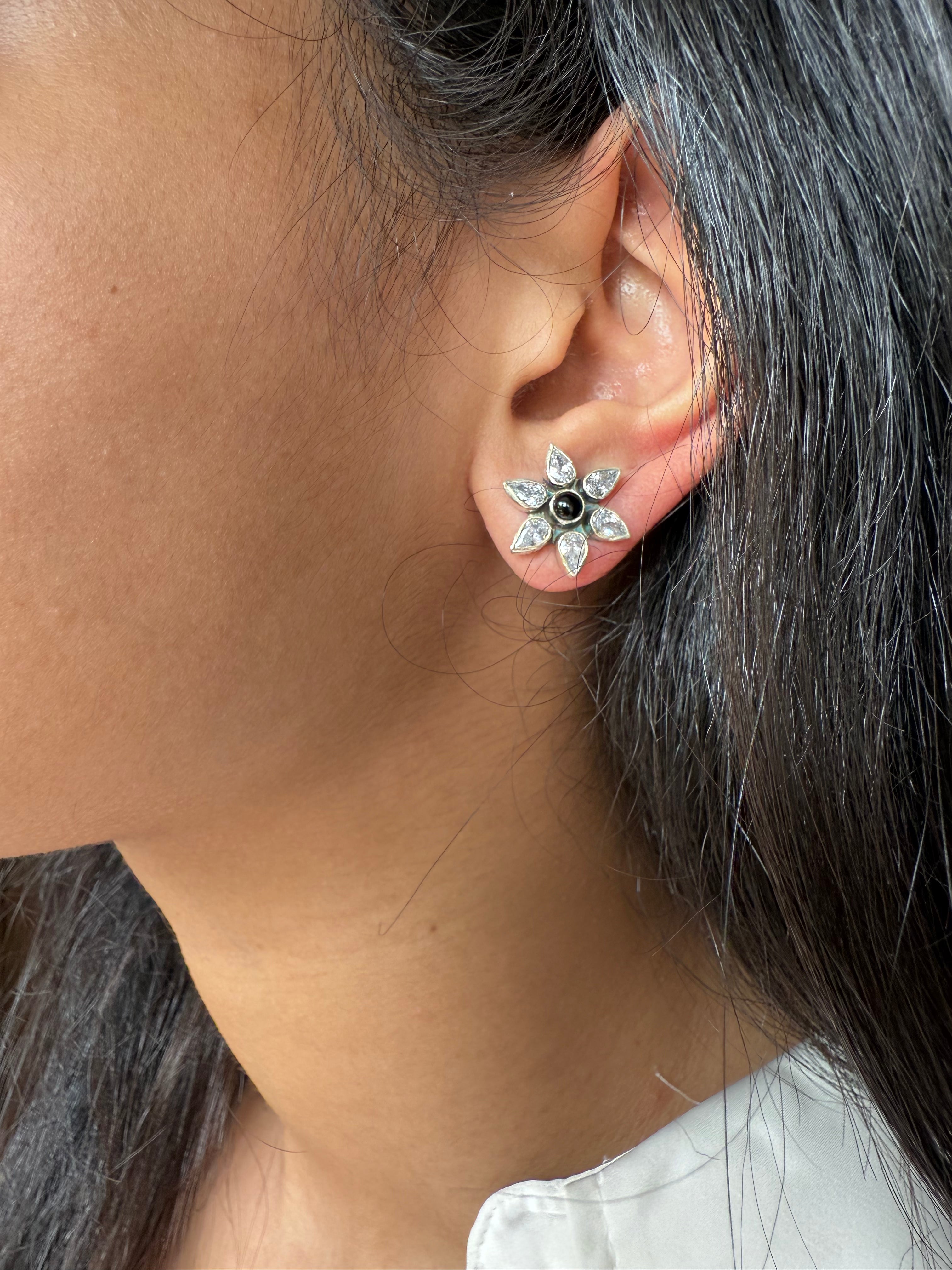 Shvet Kaal Studs