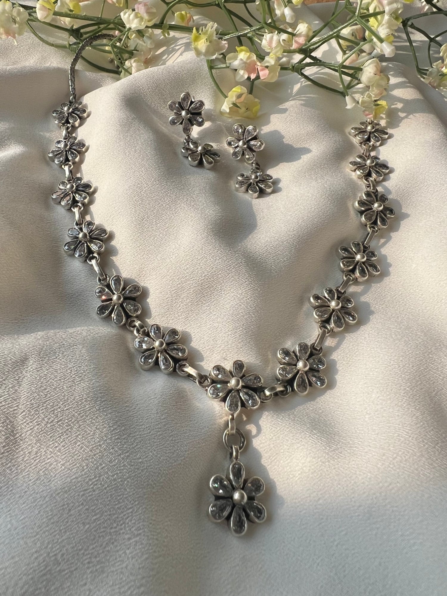 Blooming Snow Necklace